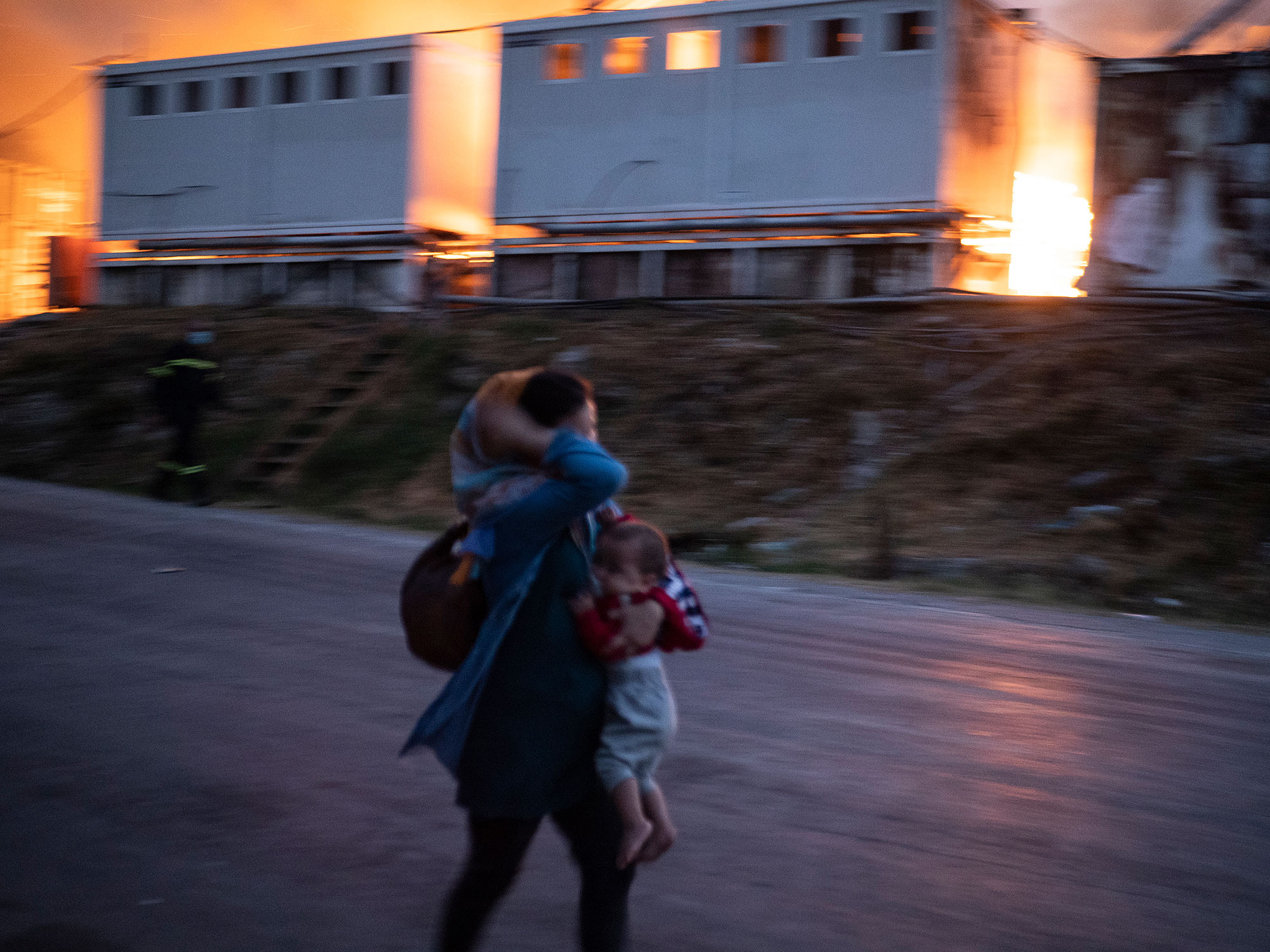 希臘，列斯伏斯，莫里亞難民營，2020年9月9日。一場大火摧毀了大部分難民營的次日又爆發了一場大火，燒毀了整座難民營。（攝影／Enri Canaj／Magnum Photos）
