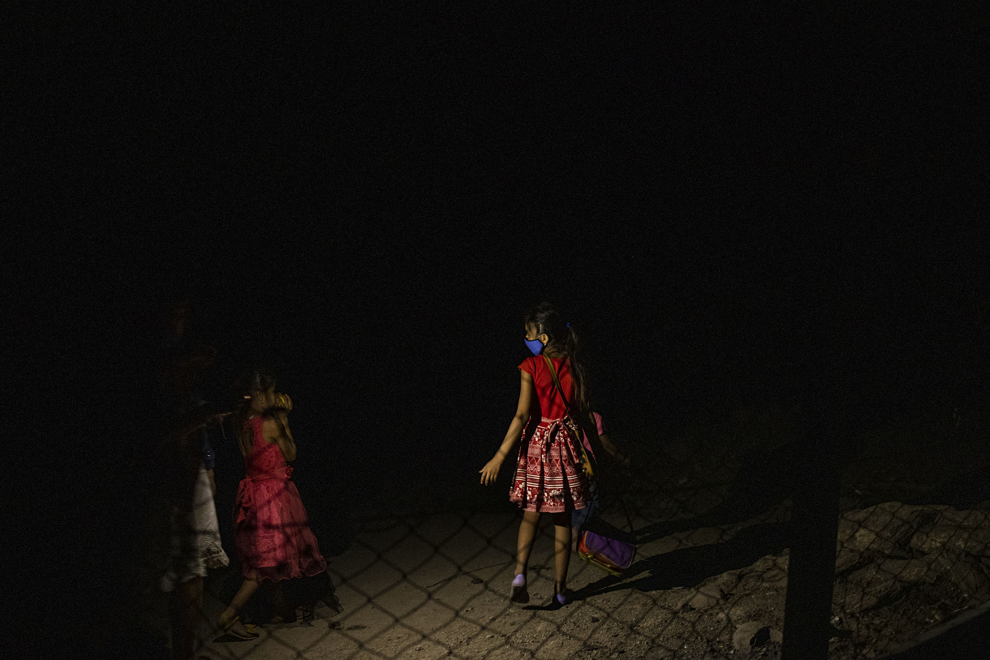 Dorf El Pescado, Region Guerrero, Mexiko. 28. April 2021. Die Familie Arroyo muss zwei Stunden durch die dunkle Nacht laufen, um ihr Haus zu erreichen. Sie mussten wegen des organisierten Verbrechens umziehen. 