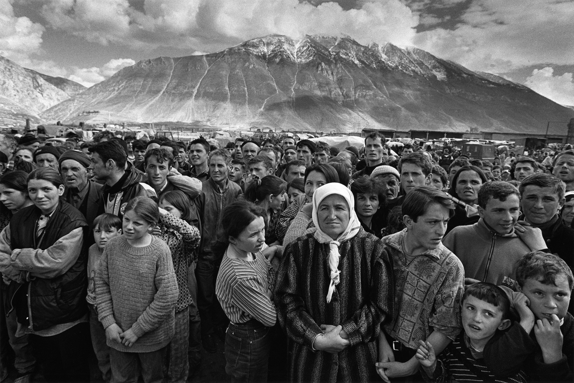 聚在一起的阿爾巴尼亞裔科索沃難民。1999年，阿爾巴尼亞。