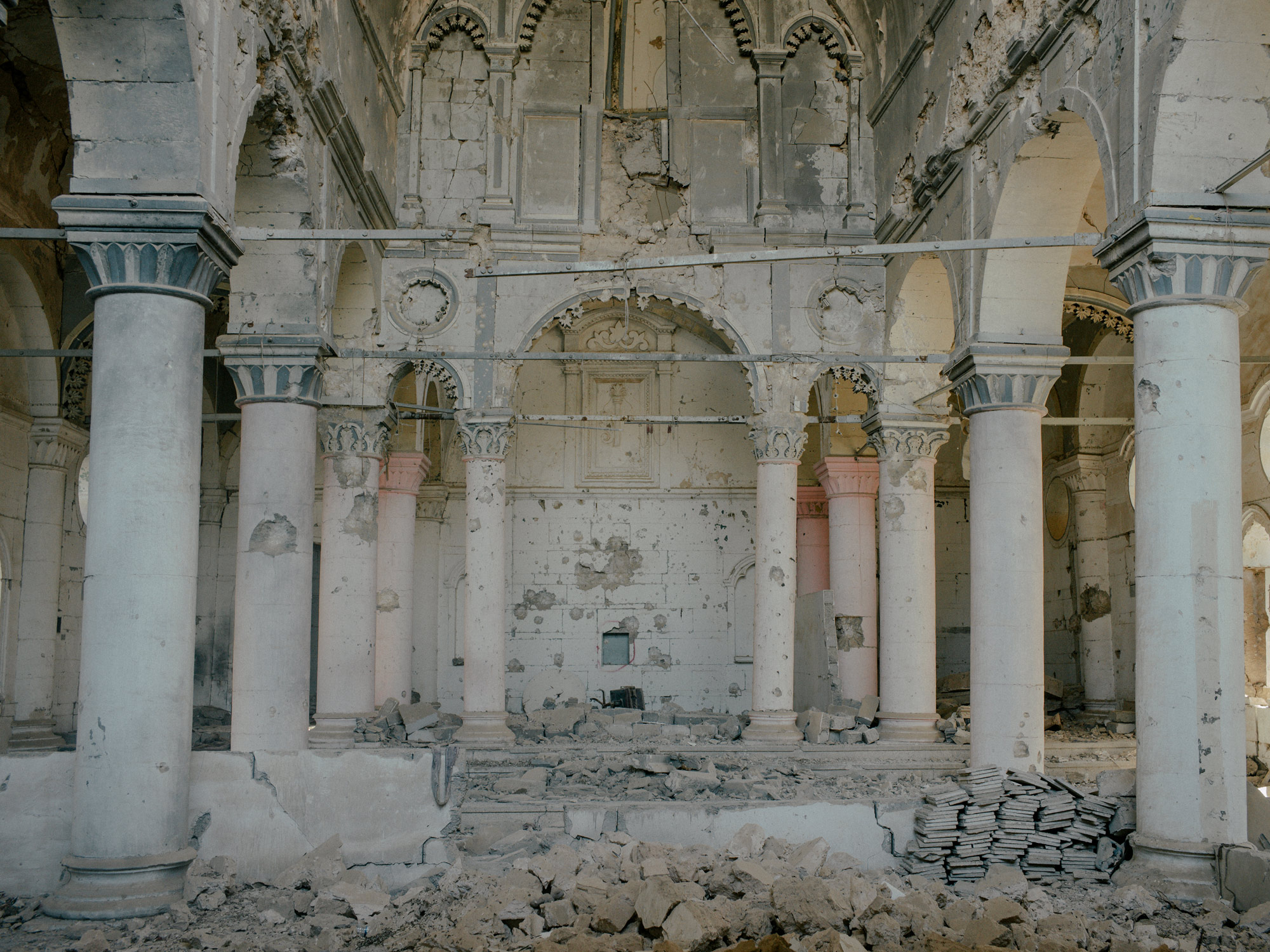 Ruinen der Al-Tahira-Kirche, die während des Konflikts zerstört wurde. Die UNESCO lancierte 2017 ein Programm zum Wiederaufbau des kulturellen Erbes der Stadt. 