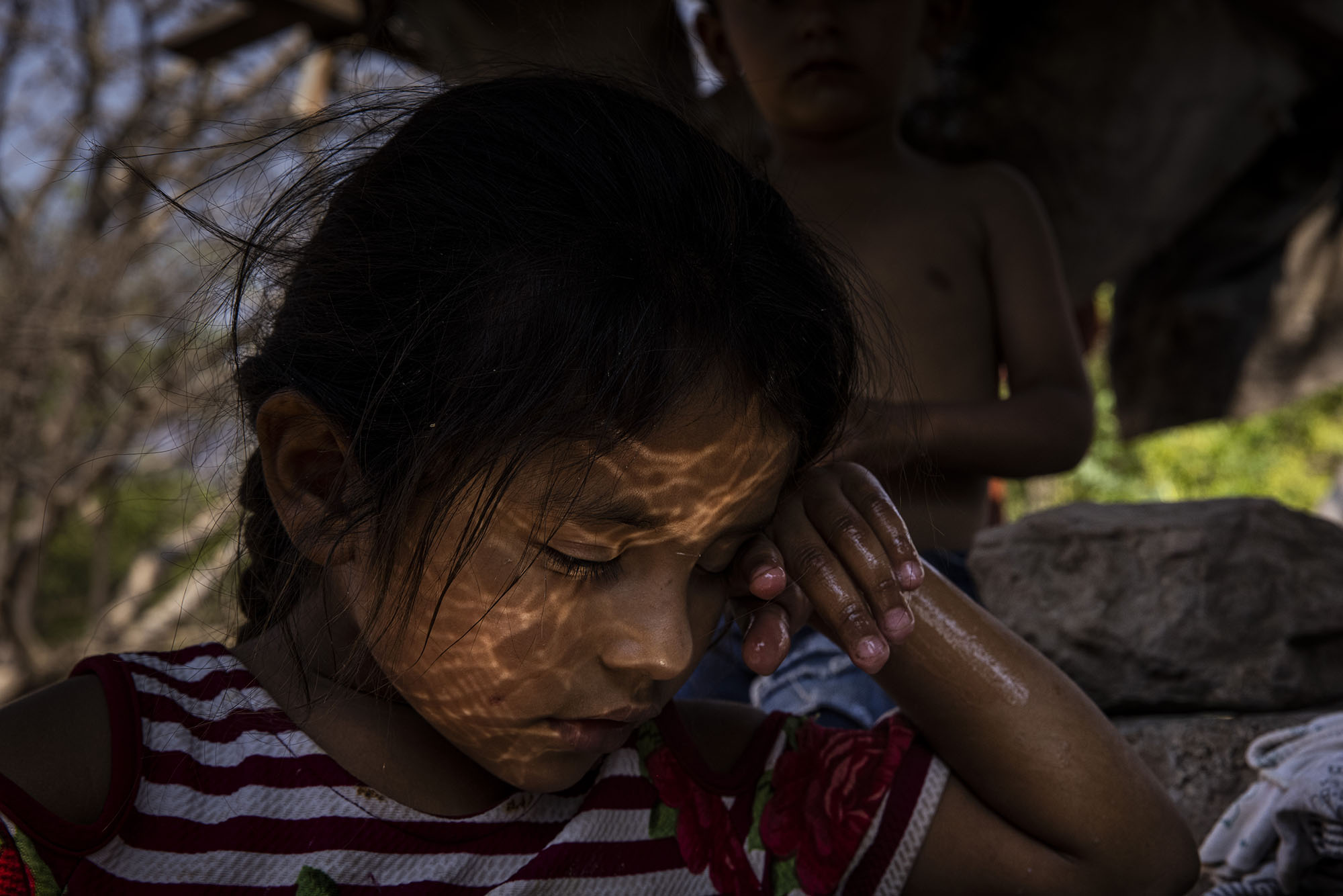 墨西哥，格雷羅州，2021年4月。7歲的阿瑪拉妮．穆西卡（Amairani Mujica）在家中。許多人因當地犯罪組織作惡，缺乏社區醫療服務，基本安全和經濟發展，而被迫流離失所。（攝影／Yael Martínez／Magnum Photos）