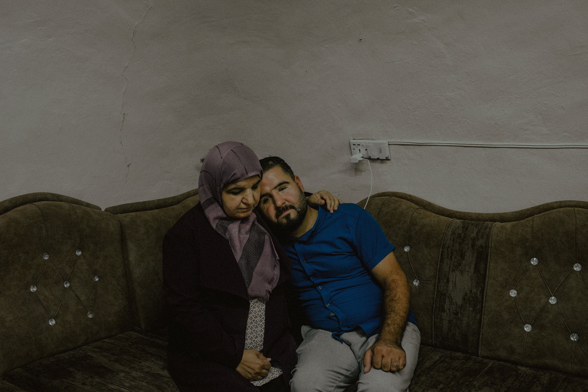 卡薩勒和她兒子，家裡。她是MSF納布盧斯醫院的助產士，IS強迫她在戰爭期間工作，她兒子每天都會開車送她去上班。