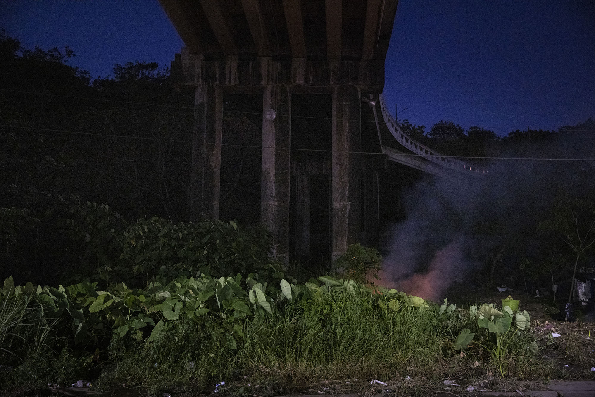 墨西哥，韋拉克魯斯州的夸察夸爾科斯鎮，2021年3月。靠近夸察夸爾科斯鎮火車軌道的橋梁。3月的最後一週，超過70,000人從中美洲抵達並睡在那裡。（攝影／Yael Martínez／Magnum Photos）