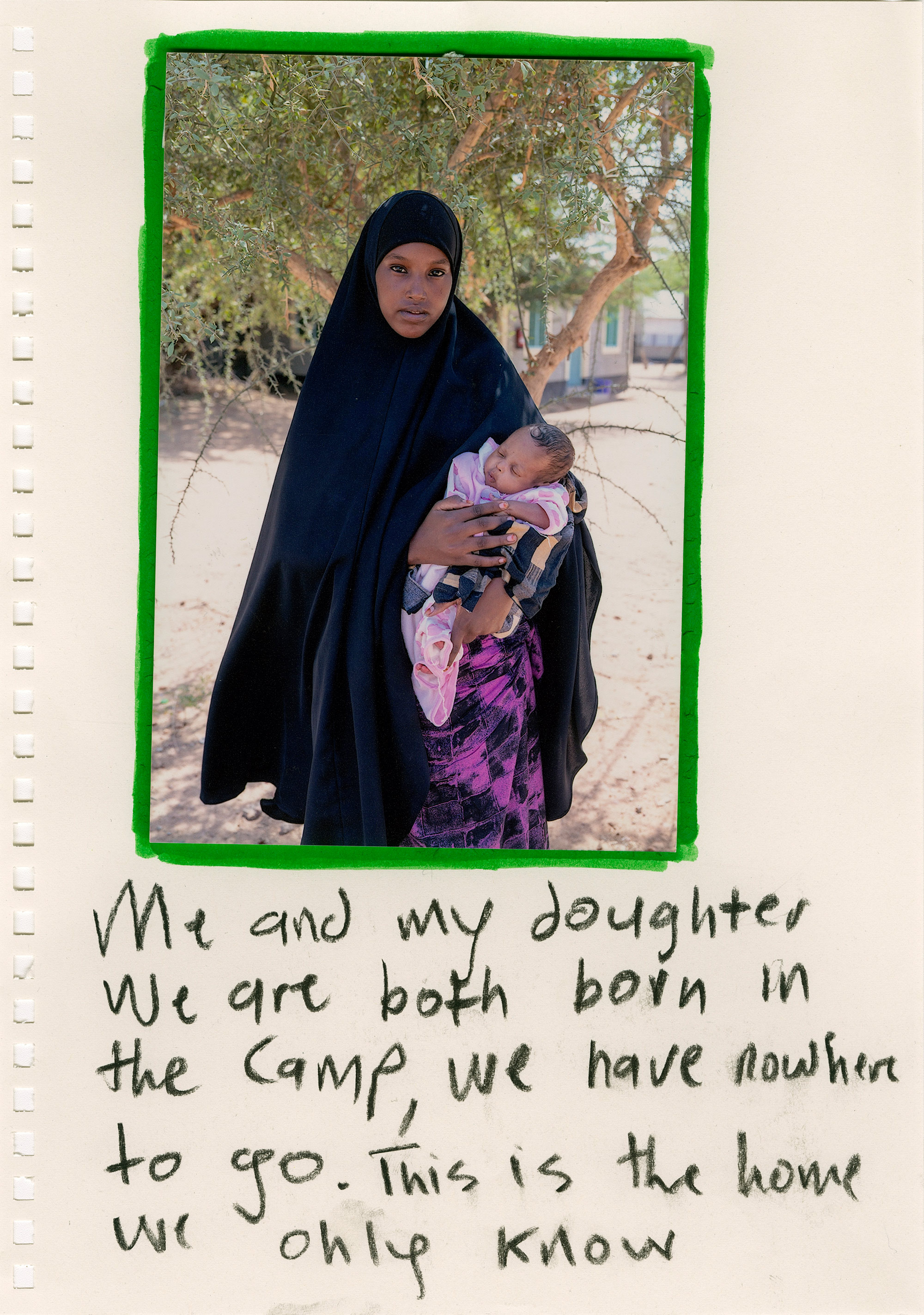 Kenia. Dadaab, Dagahaley Camp. 13. Juni 2021. Porträt einer jungen Mutter, die ins Spital von Ärzte ohne Grenzen kam, um ihr Erstgeborenes zu impfen. 