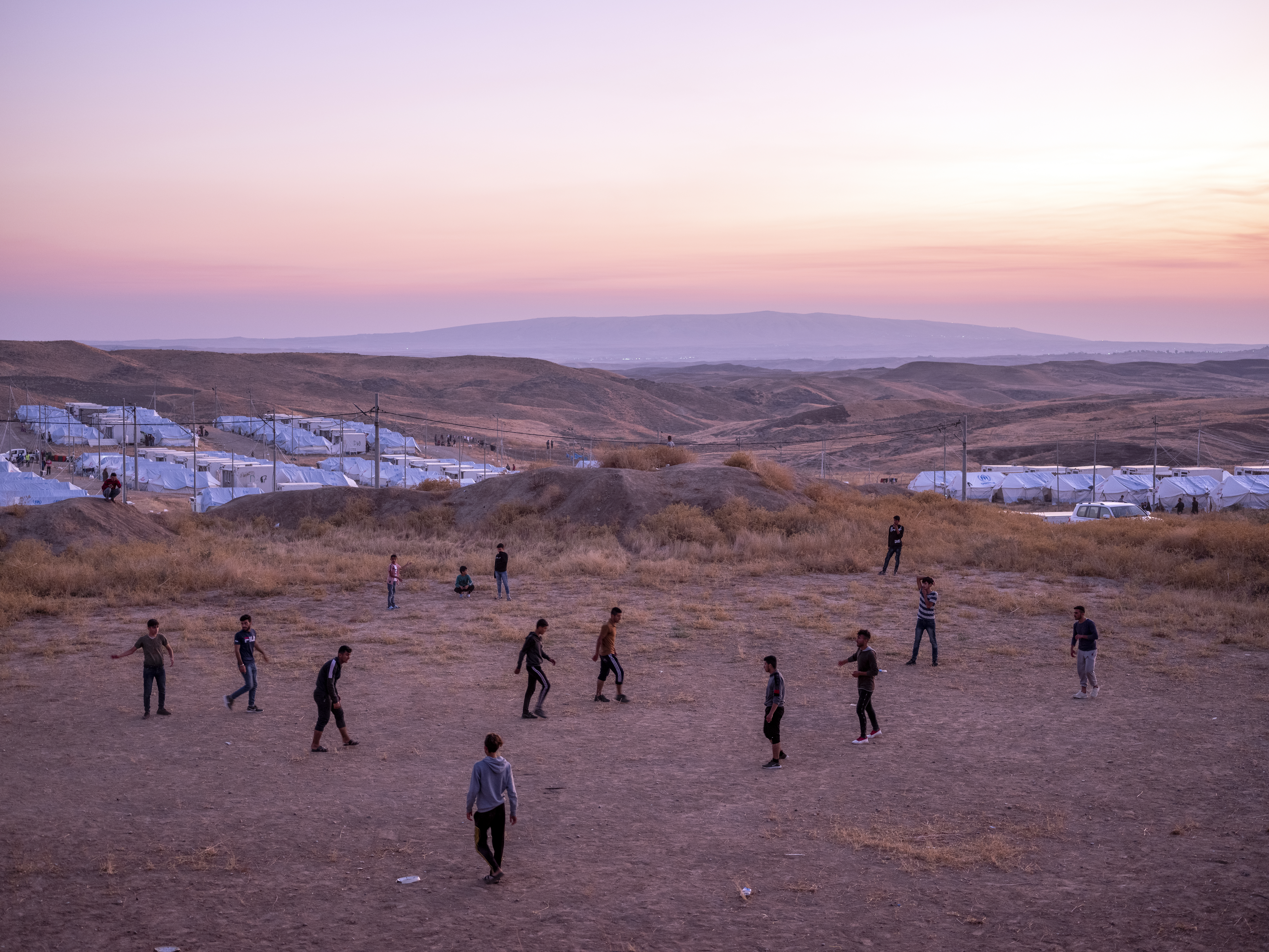 Kinder im Lager Bardarash beim Fussball spielen. Irak, 2019 