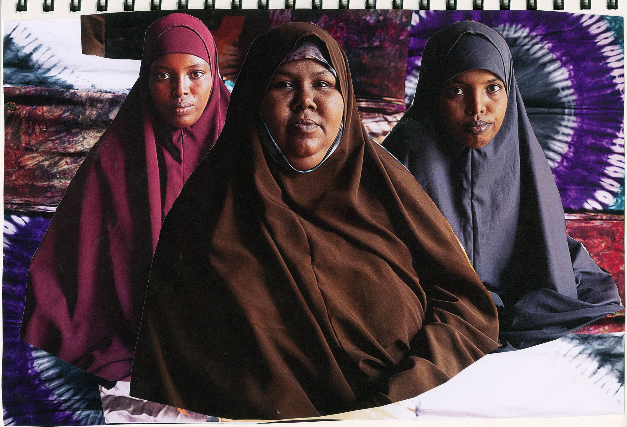 伊弗拉（Ifrah）在1989年出生於索馬利亞。她受夫家虐待，在2007年為自身安全逃離索馬利亞，前往達達阿比營地。她加入非政府組織學會紮染技術，現在也向其他婦女分享所學，幫助她們獨立；她也和其他非政府組織合作，致力於推動營地婦女賦權。肯亞。達達阿比，達加哈雷，2021年6月15日。