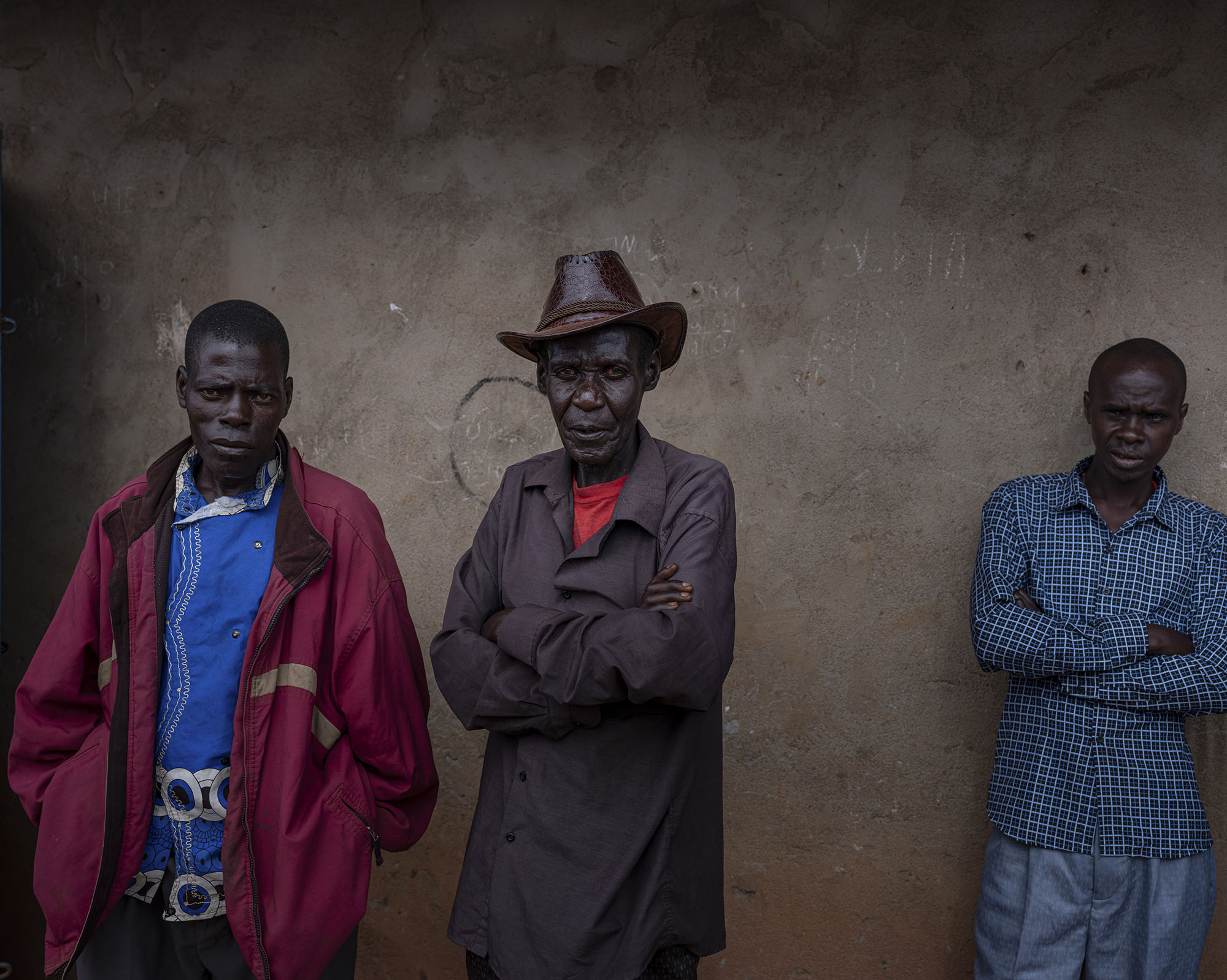 Portrait de trois hommes congolais à Drodro