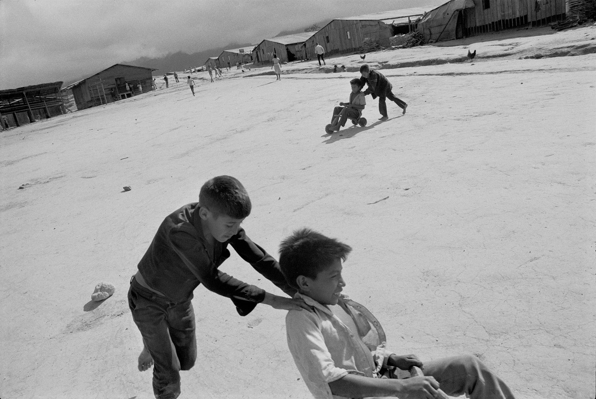 孩子們在梅薩格蘭德難民營內玩耍。1985年，宏都拉斯。