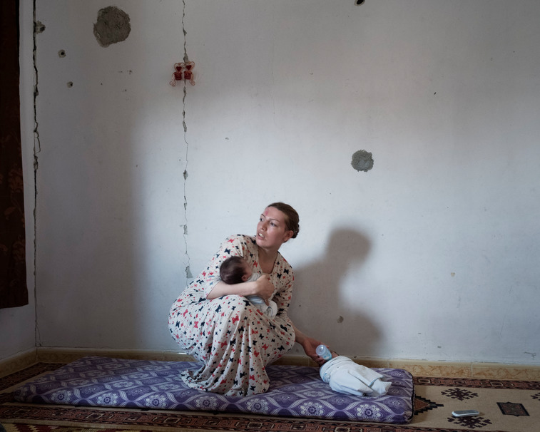 Kobanê, Syrien, 2015. Arin mit ihren Zwillingssöhnen. Vor einigen Monaten ist sie nach Kobanê zurückgekehrt. 