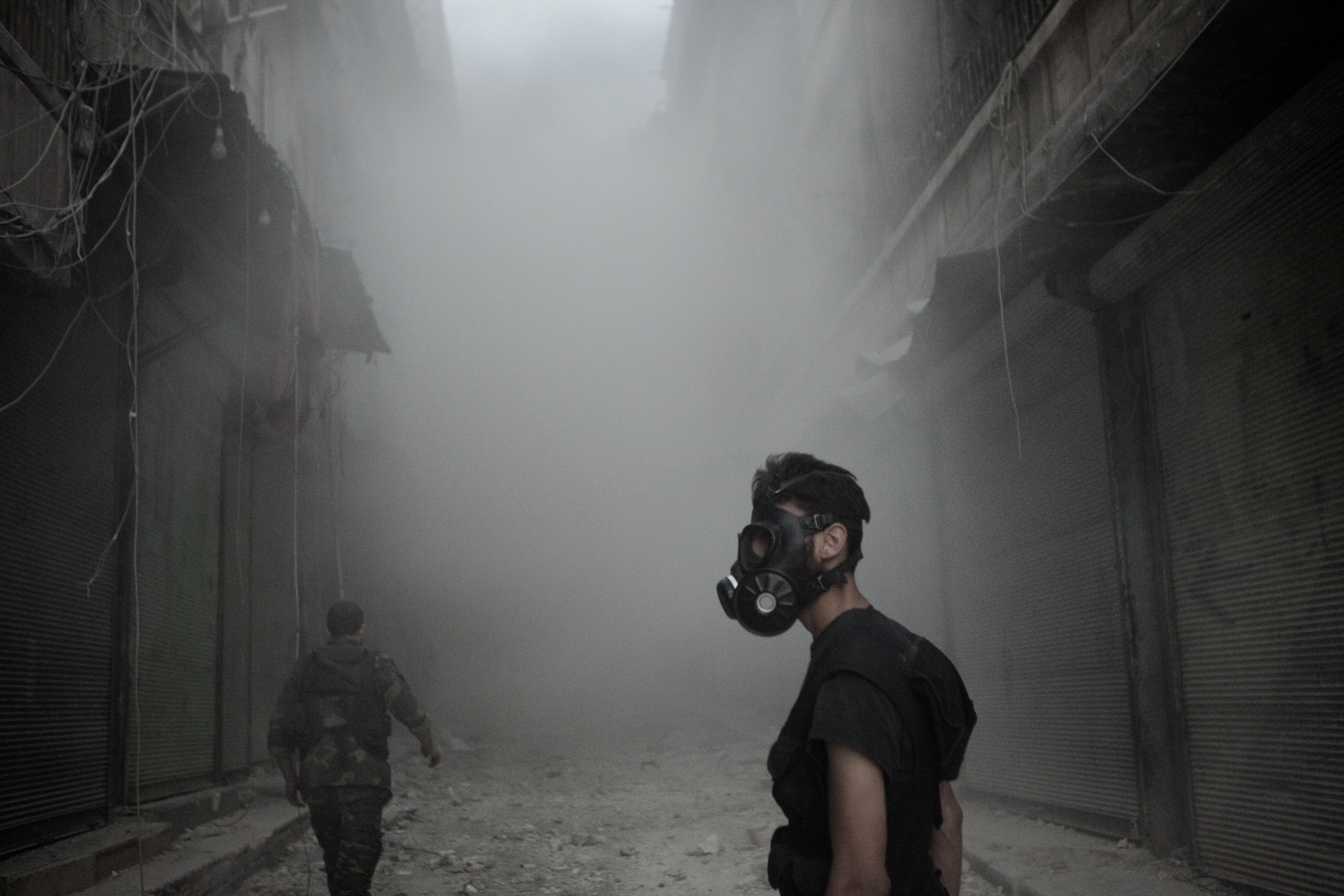 Aleppo, Syrien, 2012. Kämpfer der Freien Syrischen Armee an der Frontlinie von Al-Arkub. 