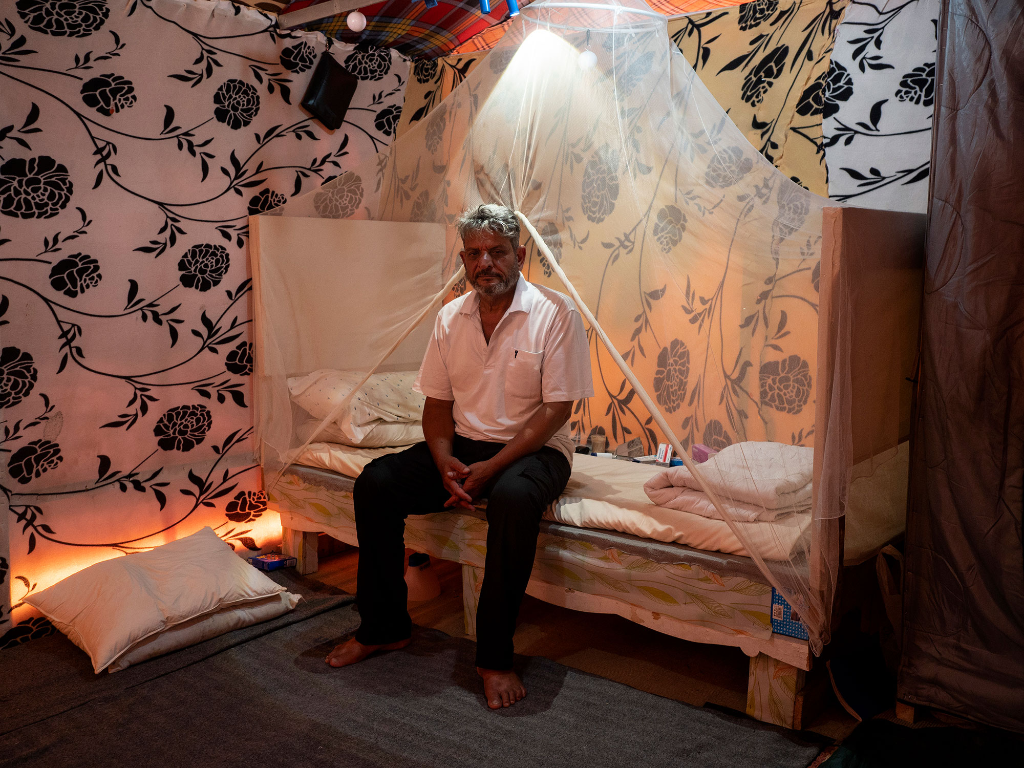 卡里·阿爾·卡里，67歲，在他瓦西營地的床上