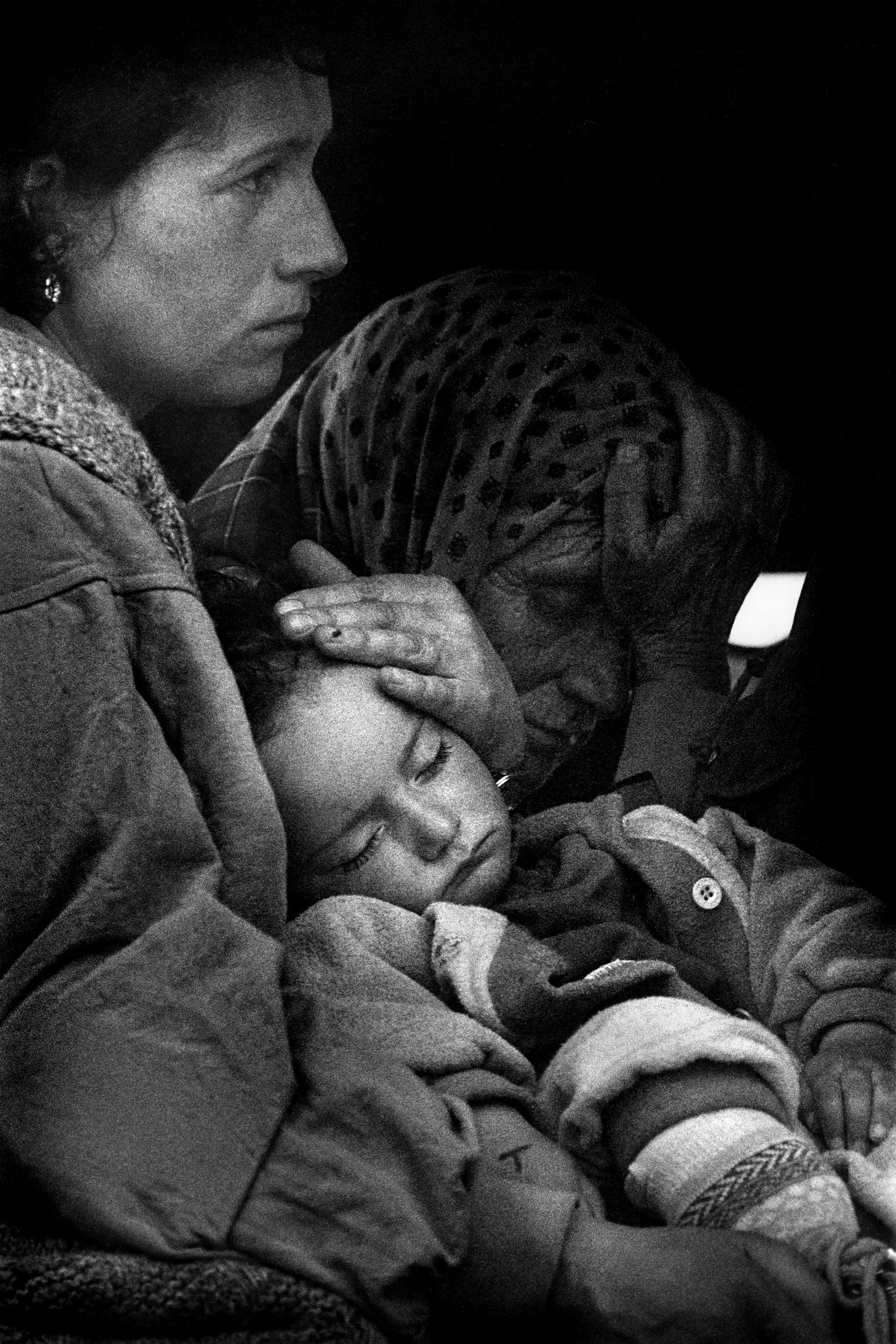 一位阿爾巴尼亞科索沃婦女抱著一個孩子。1999年，科索沃。