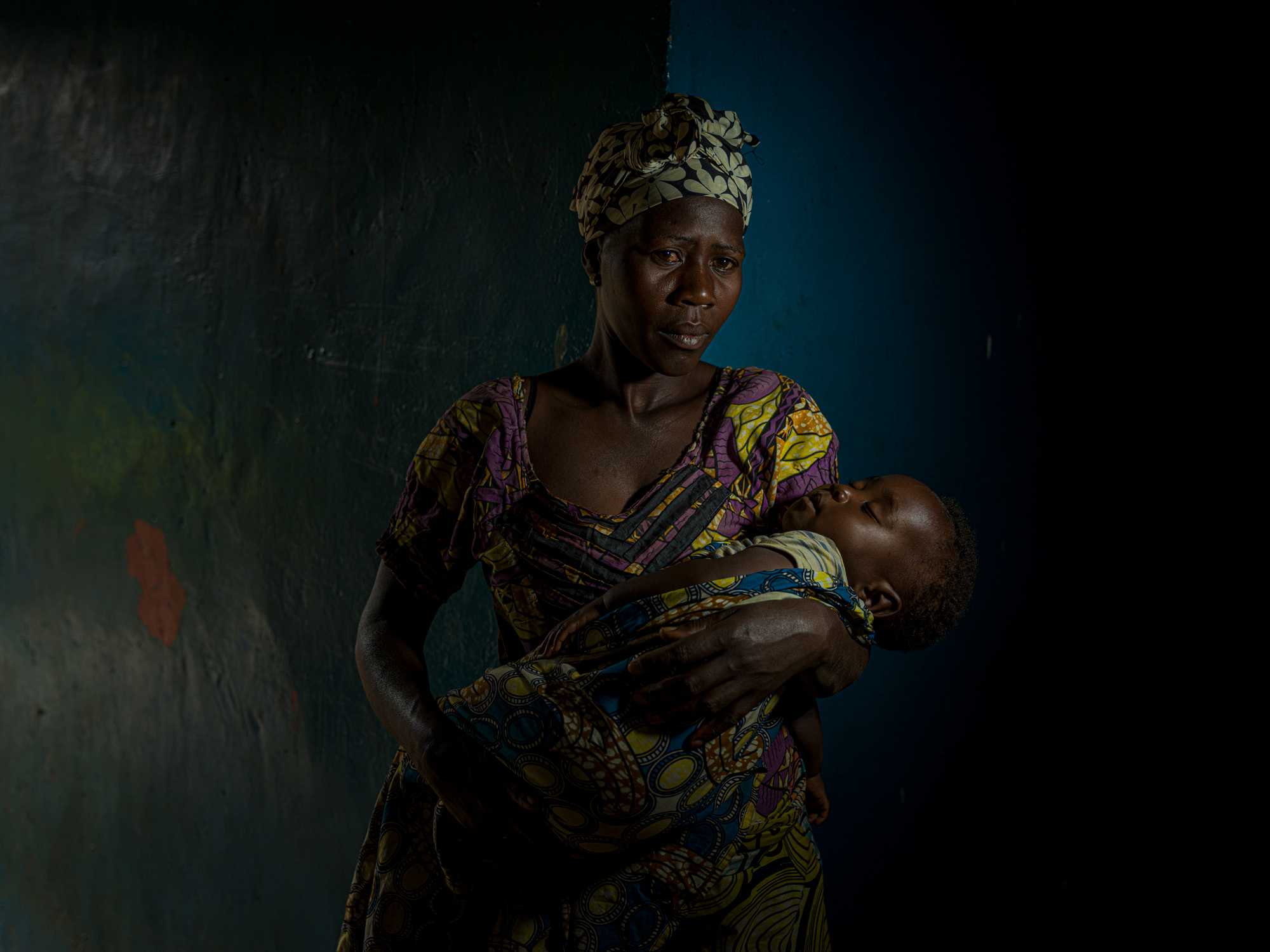 Manyotsi, 32 ans, porte dans ses bras son fils de 6 mois.