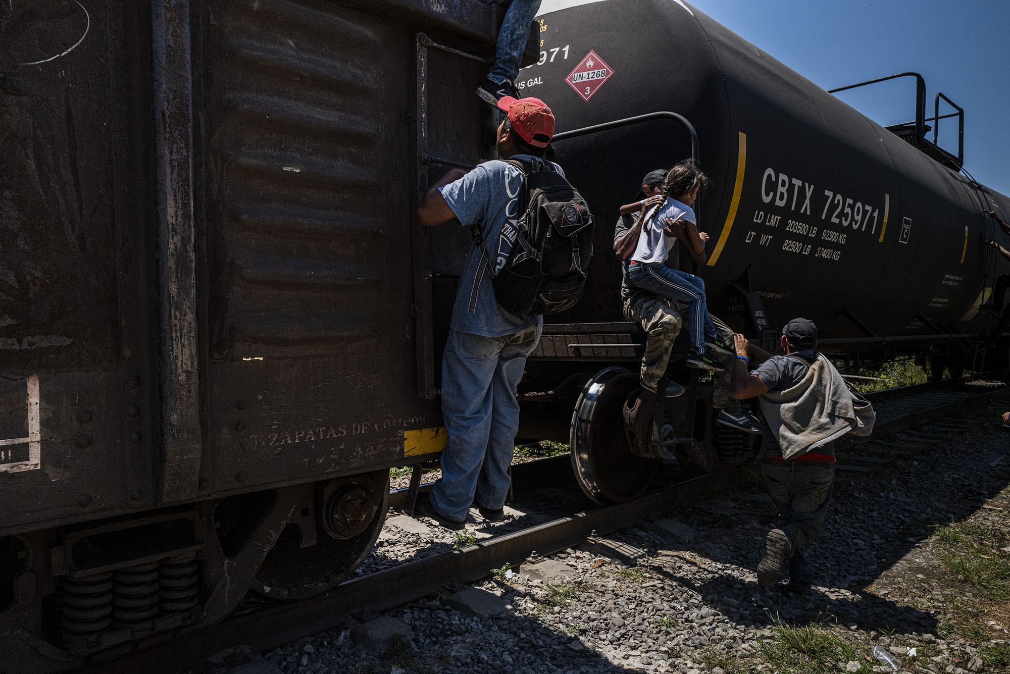 Ein Vater hilft seiner Tochter in Coatzacoalcos auf den Zug zu steigen. 