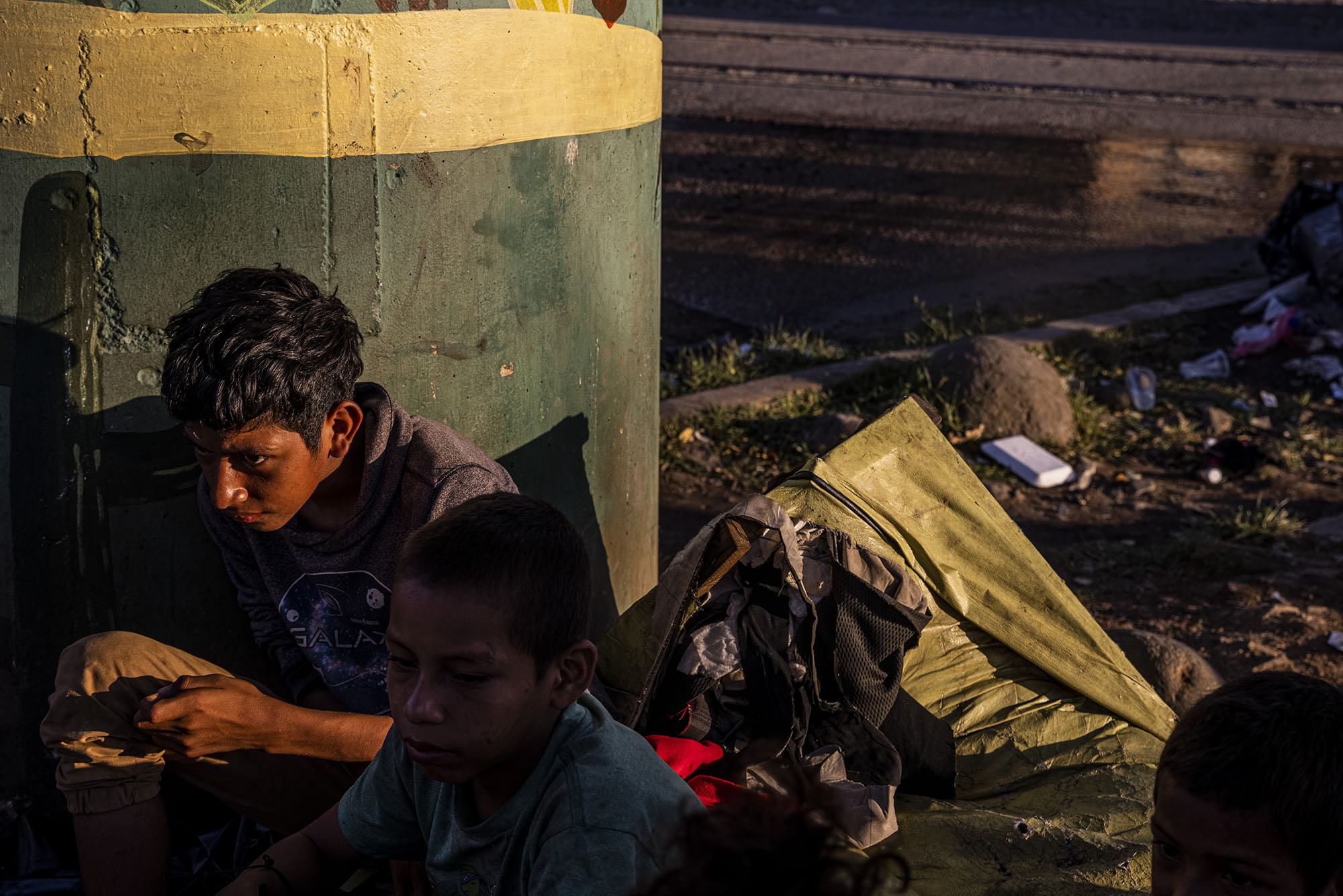 Coatzacoalcos, région de Veracruz, Mexique. Le 24 mars 2021. La famille Ramirez attend sous un pont le train pour Monterrey. 