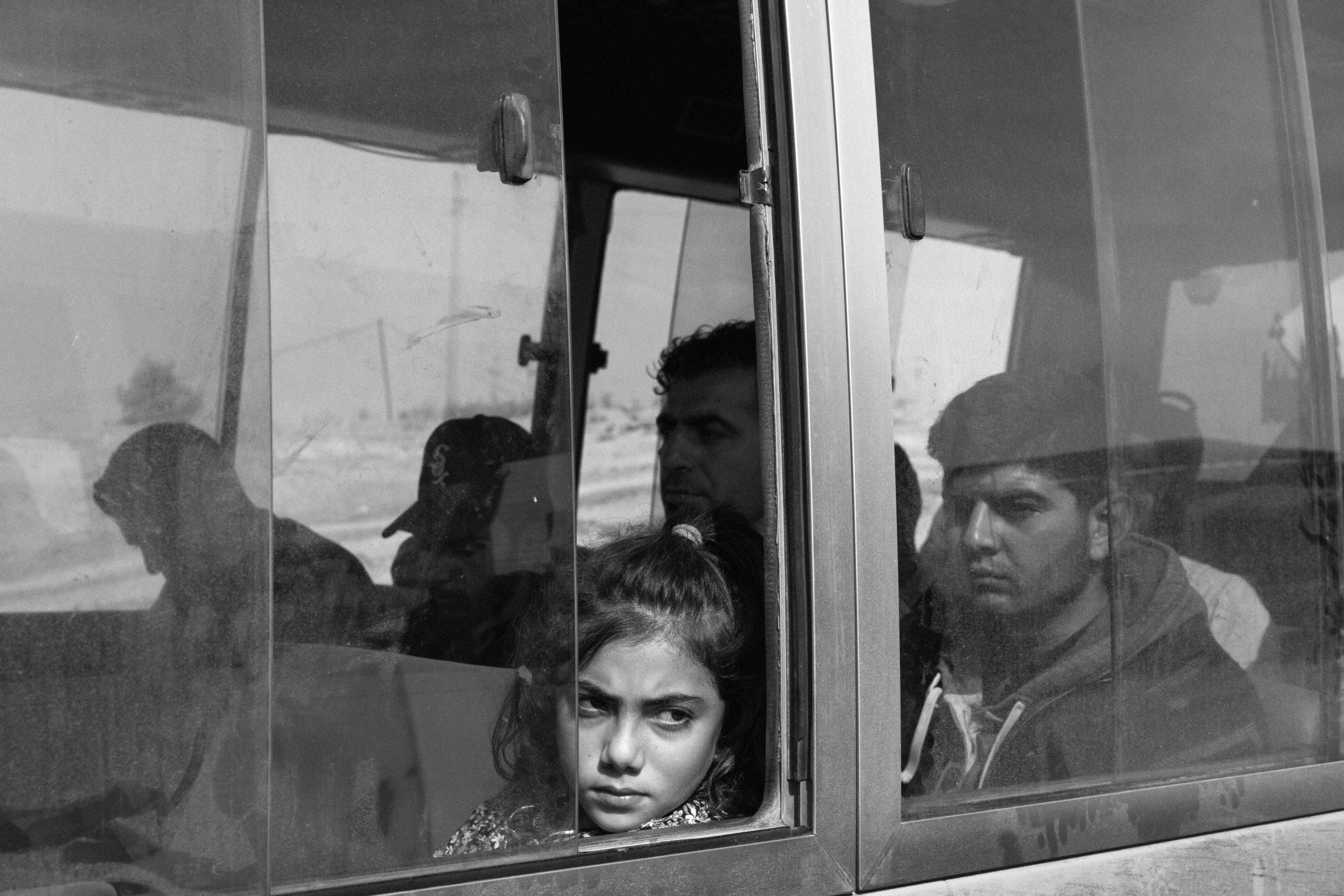 Poste frontière de Sahela, entre la Syrie et l’Irak, 1er novembre 2019. Des bus sont affrétés pour transporter les réfugiés kurdes du nord-est de la Syrie jusqu’au camp de Bardarash, dans la province de Dohuk, au Kurdistan irakien. Iraq, 2019 