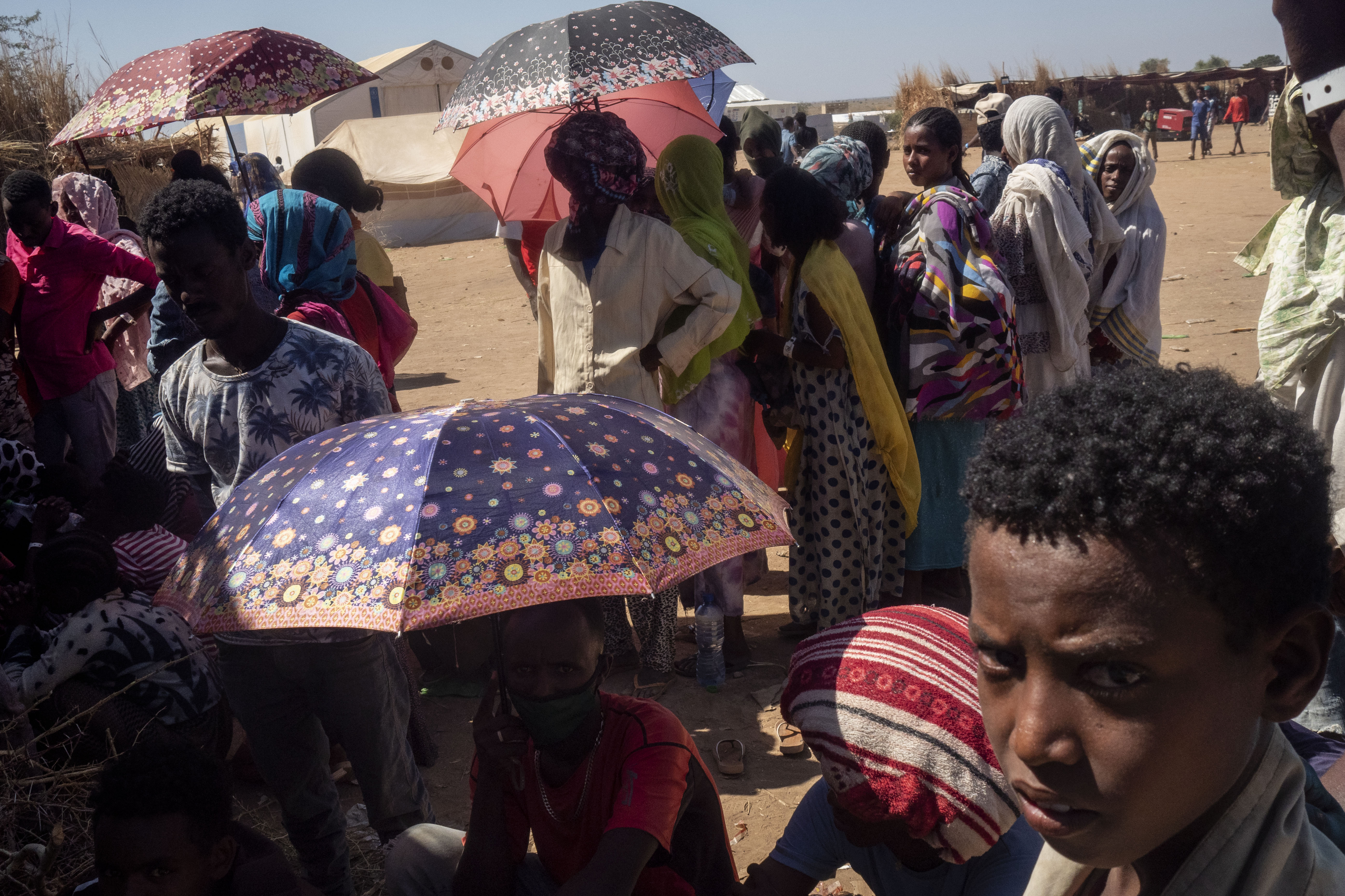 Des réfugiés font la queue lors d’une distribution de nourriture organisée par le Programme alimentaire mondial. 