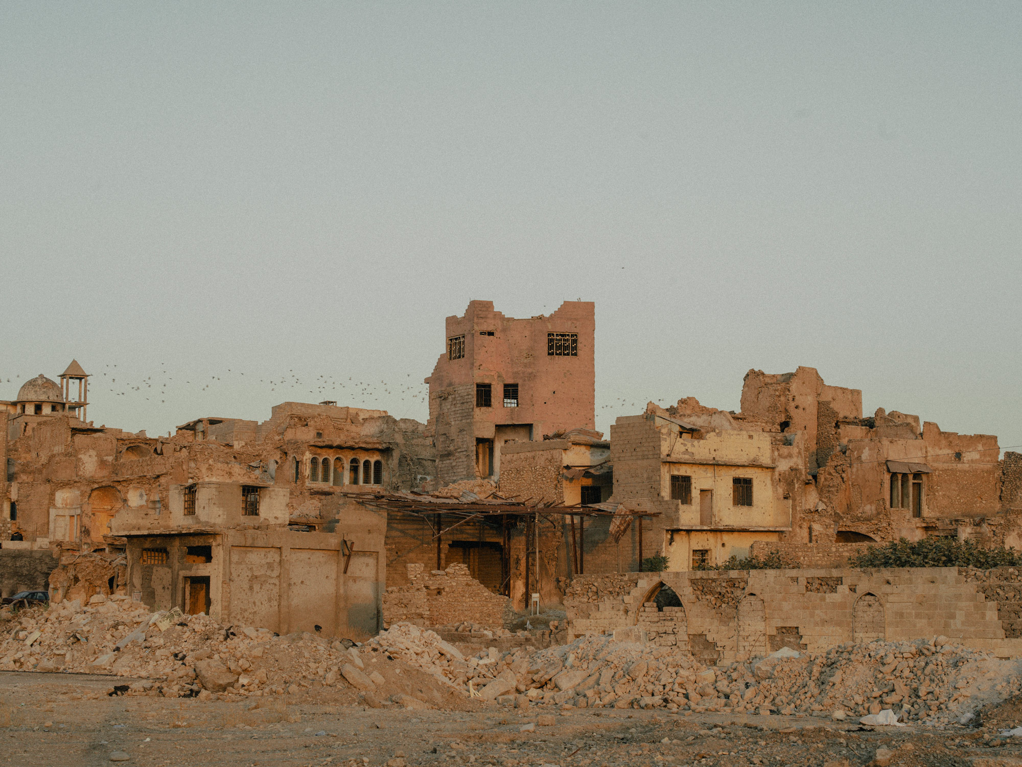 2021年9月14日，摩蘇爾，在一片廢墟中的舊城區。衝突結束後，只有少數人回來重建家園。