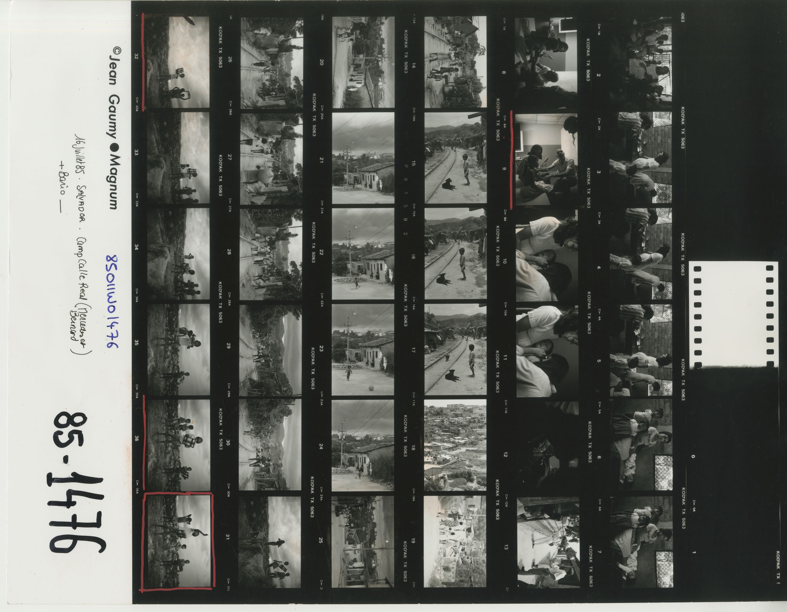 A contact sheet of Jean Gaumy’s photographs show refugees and MSF staff in Calle Real camp. Honduras 1985 