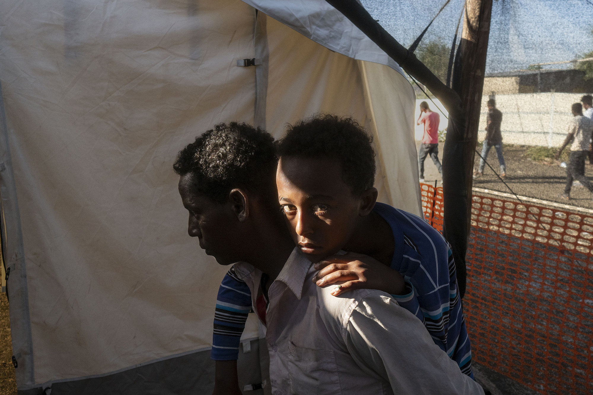 一個難民家庭抵達MSF中轉營地的診所。（攝影／Thomas Dworzak／Magnum Photos）