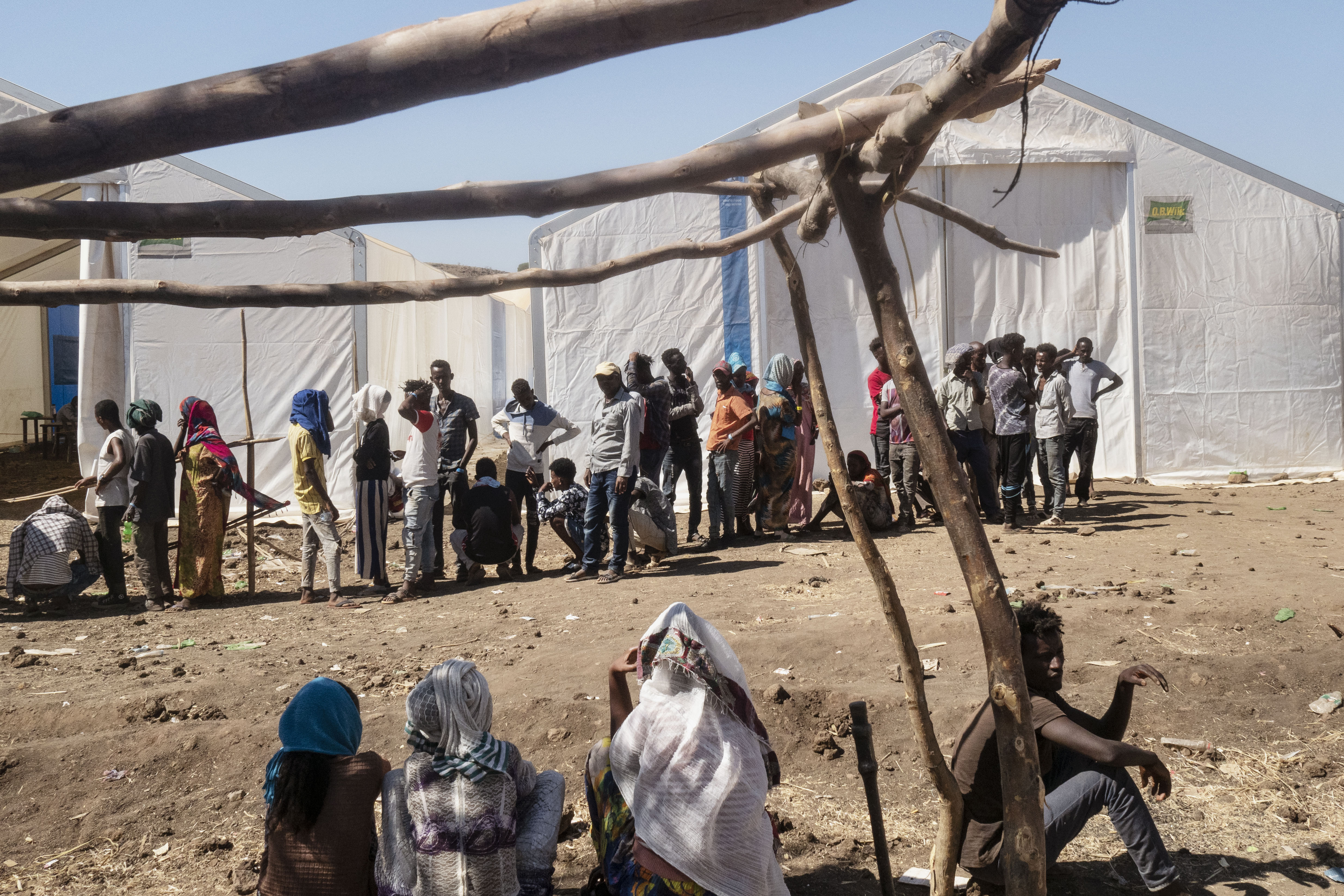 蘇丹，格達里夫地區，與衣索比亞／提格雷地區的東部邊界。烏姆拉庫巴 （Um Rakuba）難民營。難民在營地裡排隊領取聯合國世界糧食計畫署配給的食物。（攝影／Thomas Dworzak／Magnum Photos）