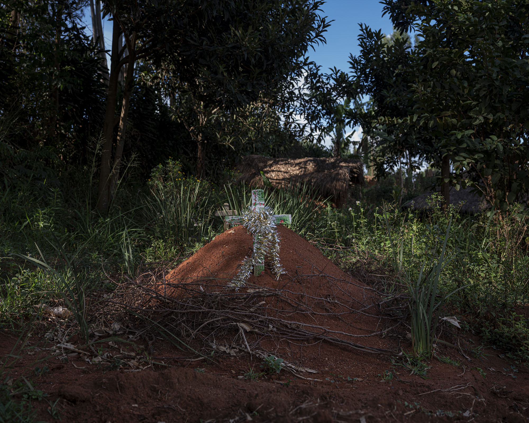 死者安葬後的新墳墓。2021年攝於剛果民主共和國，伊圖里省德羅德羅。（攝影／Newsha Tavakolian／Magnum Photos）