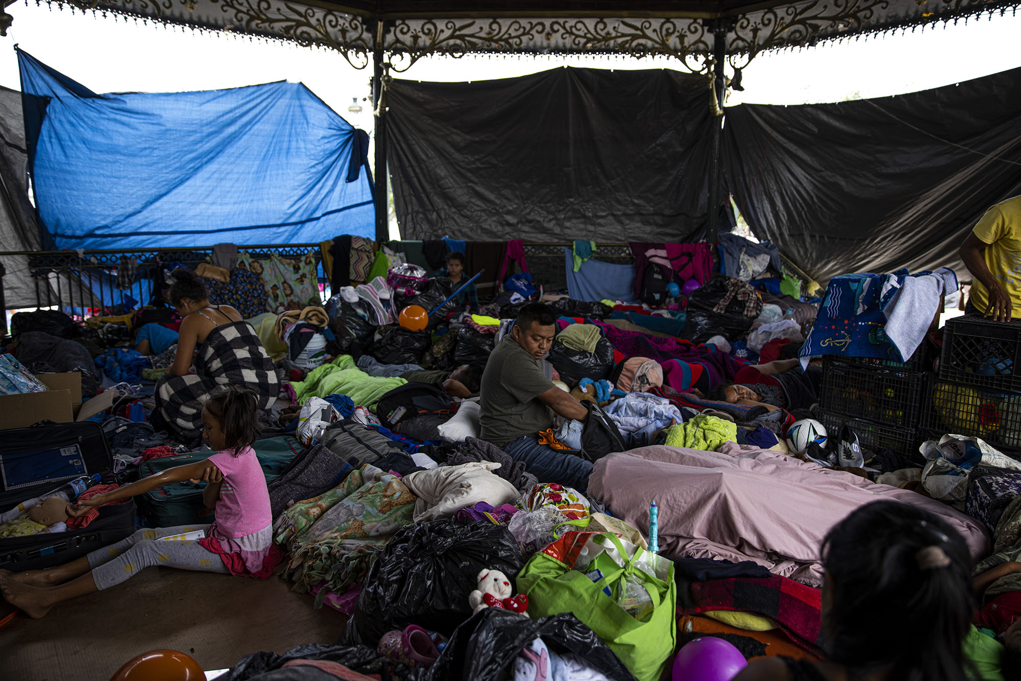 People from Honduras, El Salvador, Guatemala, and Mexico are crowded together in a new encampment in the centre of Reynosa. 